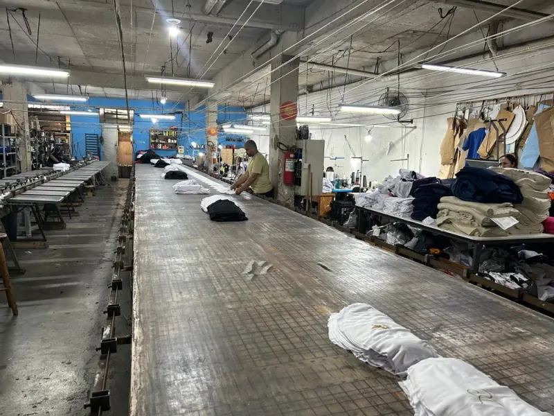 Ambiente de produção de uniformes profissionais da Premium