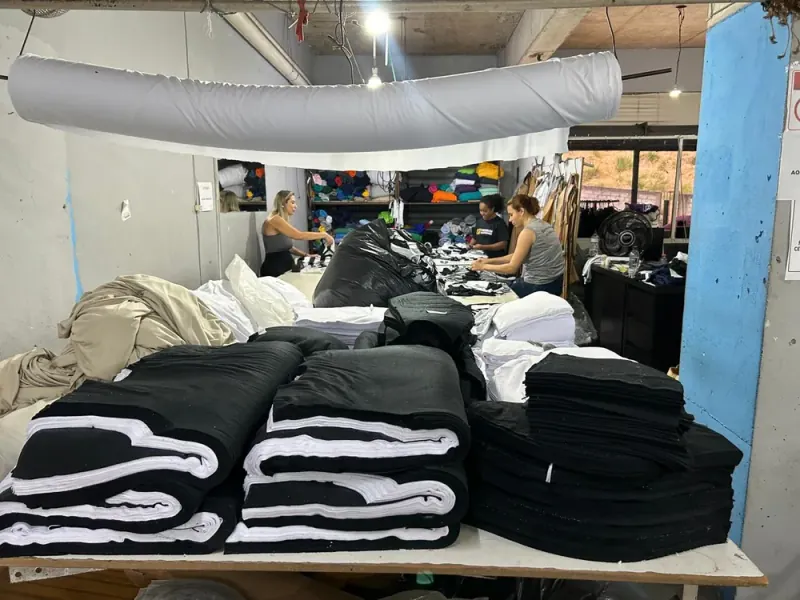Peças de uniformes dobradas e organizadas na produção Premium