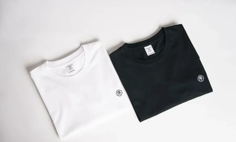 Camisetas de malha branca e preta dobradas