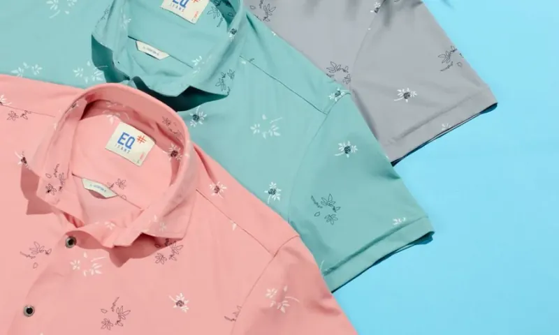 Camisas polos de diferentes cores com detalhe de gola e tecido